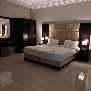  شقة بدور أرضي
